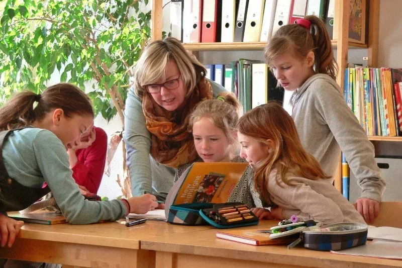 Kinder lernen gemeinsam mit Montessori-Material