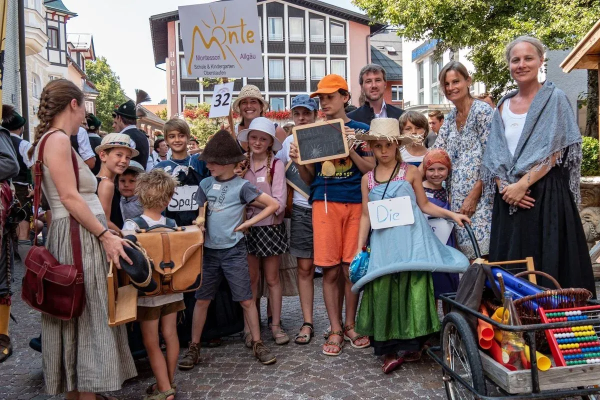 Die Montessori-Gemeinschaft bei einer gemeinsamen Aktion