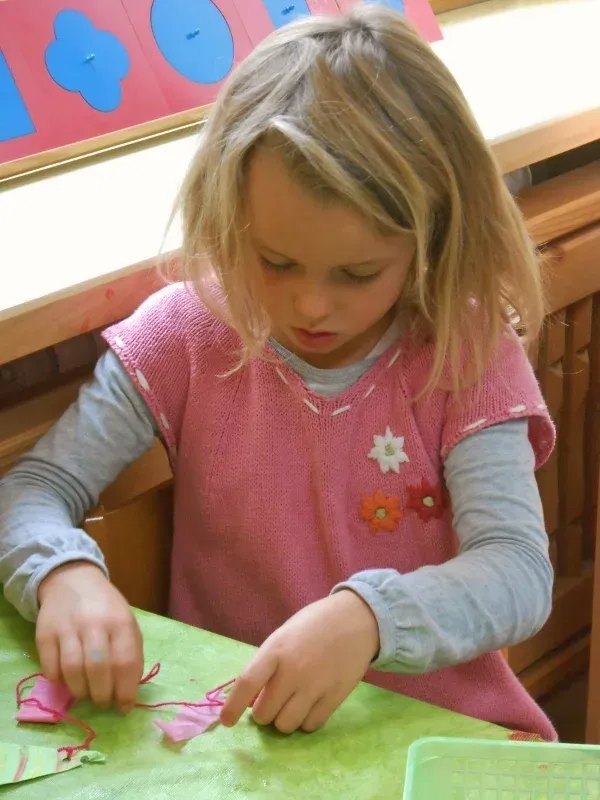 Ein Kindergartenkind arbeitet konzentriert am Tisch