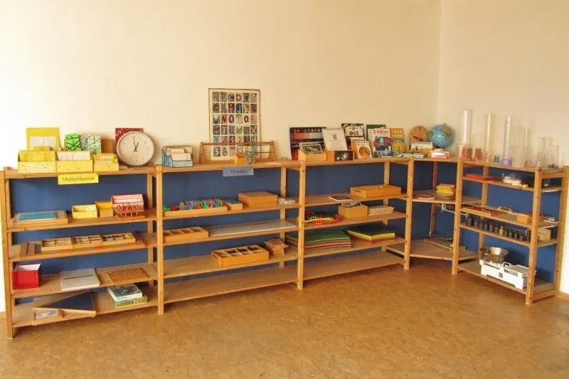 Geordnete Montessori-Materialien in einem hellen Lernraum
