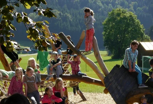 Kinder spielen gemeinsam draußen