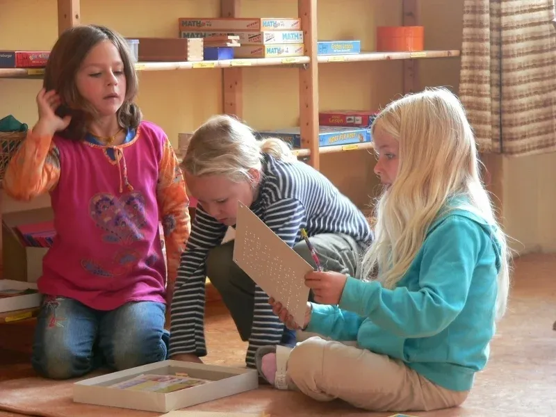 Kinder arbeiten selbstständig in einer vorbereiteten Lernumgebung