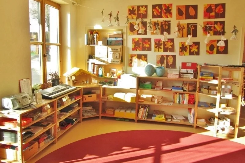 Vorbereiteter Klassenraum der Montessori-Schule